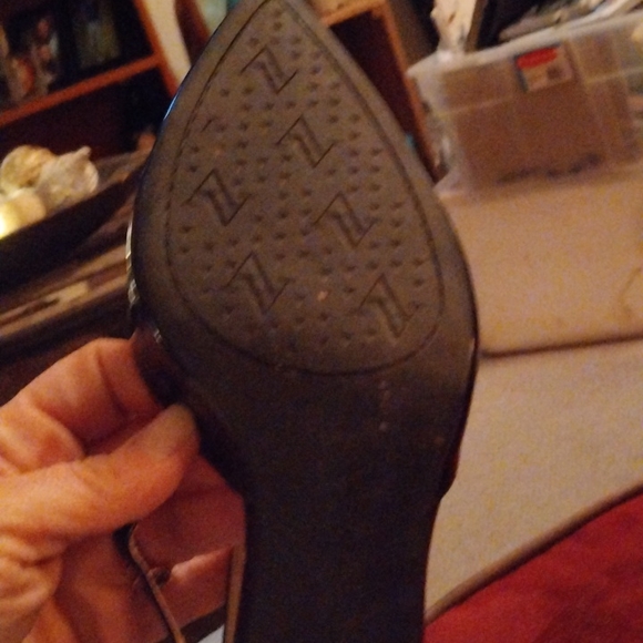 Heels - Picture 4 of 4